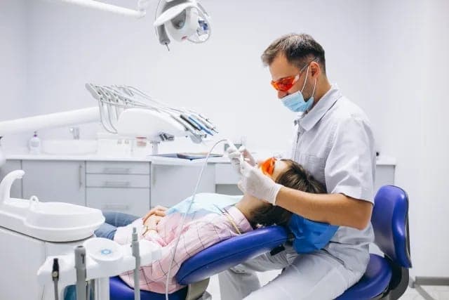 Equipe de dentistas na clínica
